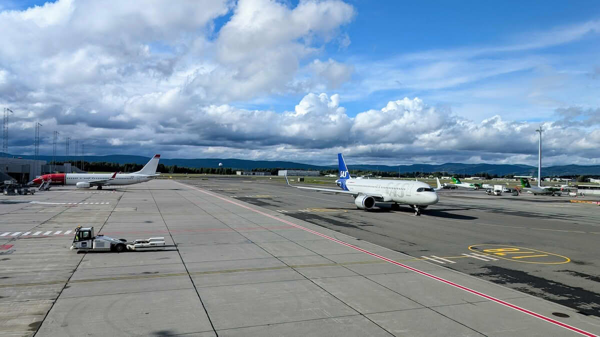 Fly på rullebanen ved Oslo Lufthavn Gardermoen